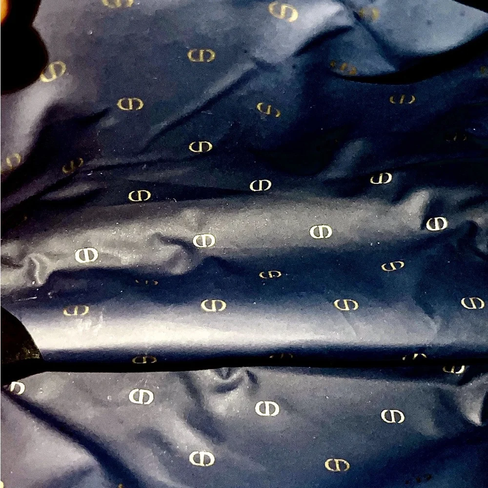 Blue velvet DIOR make up bag. - Picture 4 of 4